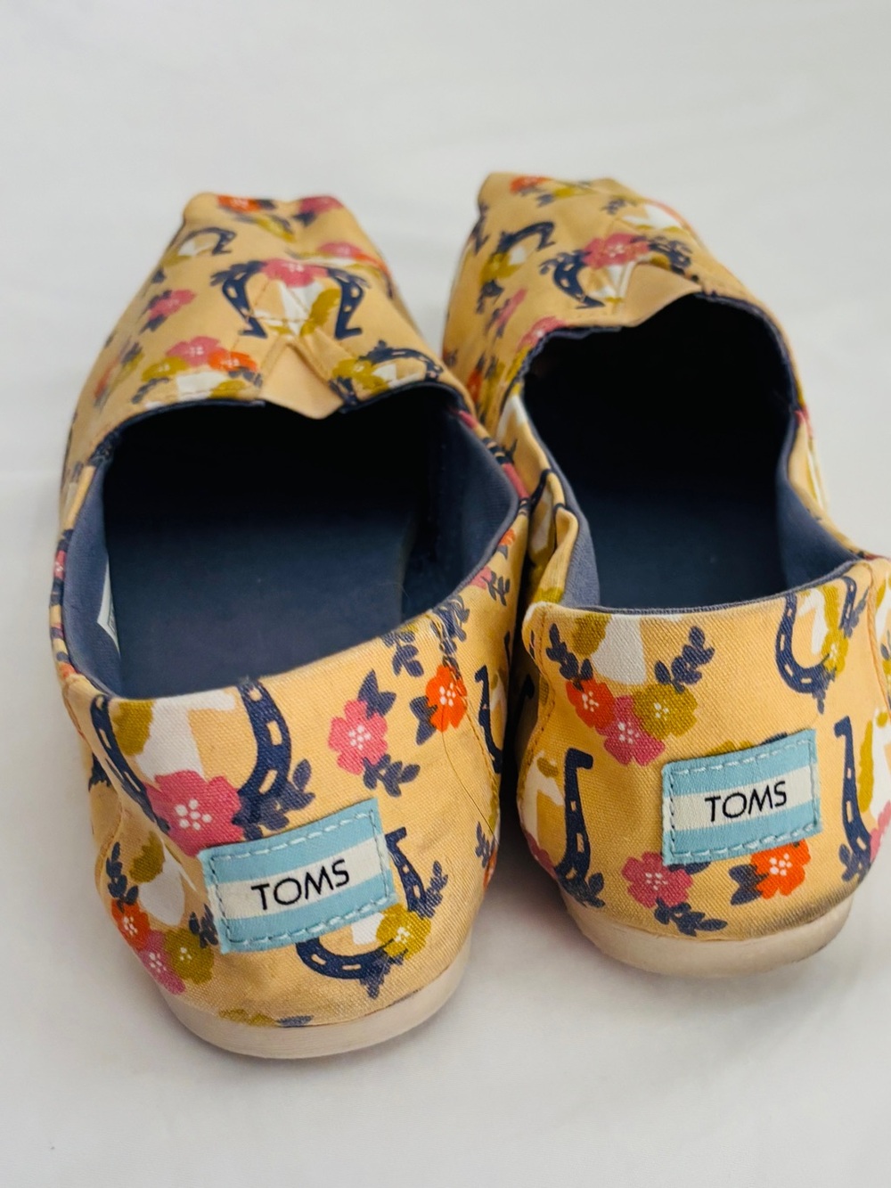 TOMS Mustard Canvas Slip-Ons with Navy Horseshoe & Floral Print Women’s Size 9 - Picture 3 of 9